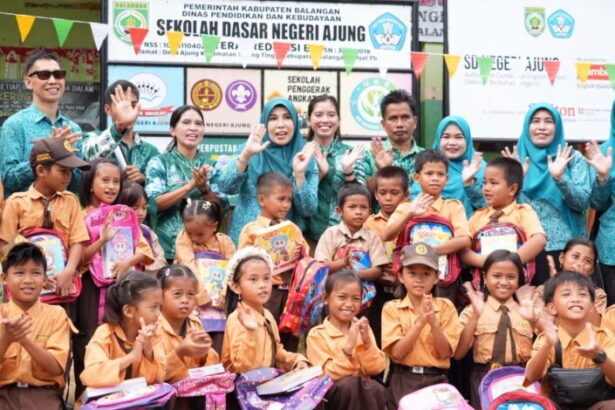 Dukung Peningkatan Kualitas Pendidikan Hj Sri Huriyati Hadi Serahkan Bantuan Perlengkapan Sekolah