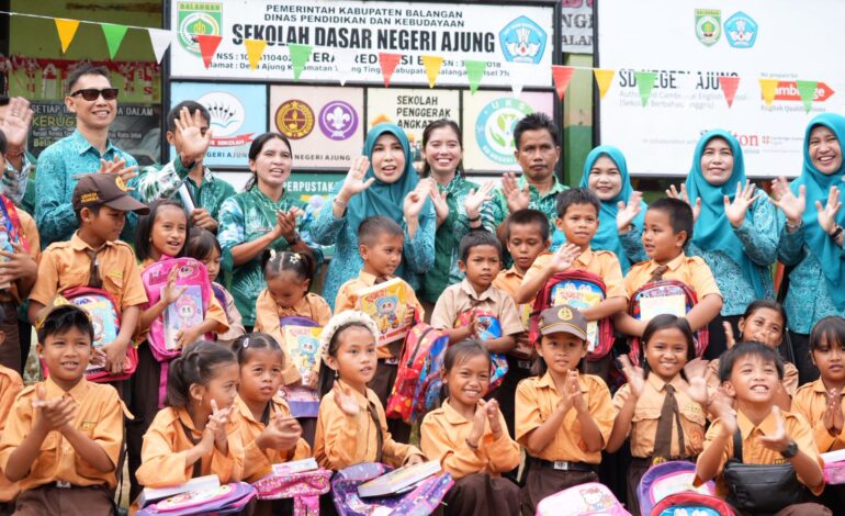 Dukung Peningkatan Kualitas Pendidikan Hj Sri Huriyati Hadi Serahkan Bantuan Perlengkapan Sekolah