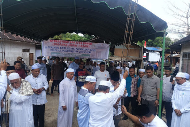 Bupati Balangan H Abdul Hadi Meletakkan Tiang Pertama Pembangunan Langgar Nurul Rahman