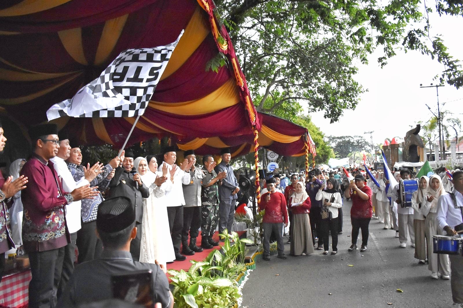 Bupati Kapuas Resmi Melepas Pawai Ta’aruf Kafilah MTQH ke-47 Tahun 2025