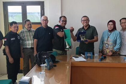 Ketua IJTI Kabupaten Kapuas, All Ikhwan didampingi Kabid Statistik Diskominfosantik Kapuas Siti Wuryani, menyerahkan cendramata kepada Kepala Dinas Kominfosan Yogyakarta, Ignattius Trihastono, usai pertemuan Diskominfosan setempat, Selasa (4/11/2025).