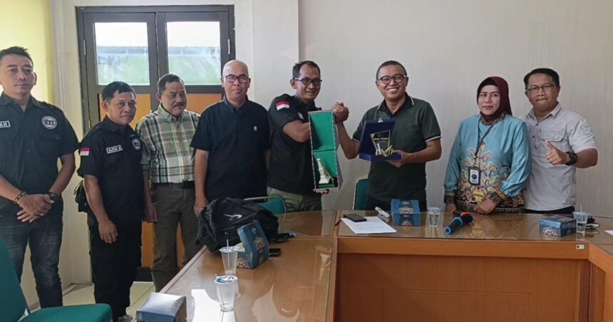 Ketua IJTI Kabupaten Kapuas, All Ikhwan didampingi Kabid Statistik Diskominfosantik Kapuas Siti Wuryani, menyerahkan cendramata kepada Kepala Dinas Kominfosan Yogyakarta, Ignattius Trihastono, usai pertemuan Diskominfosan setempat, Selasa (4/11/2025).