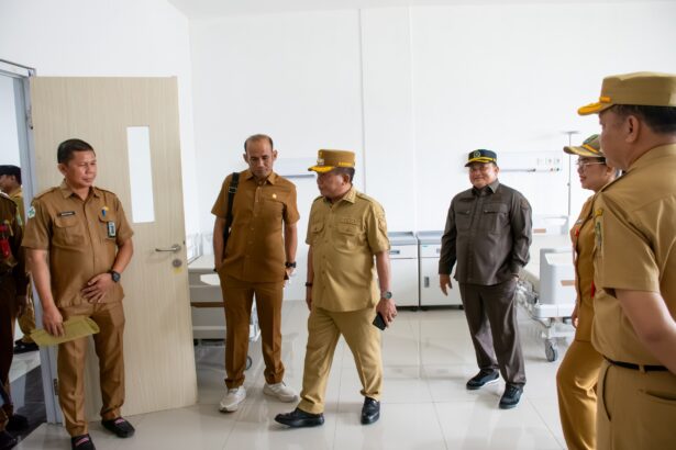 upati Kapuas H. M. Wiyatno bersama Sekretaris Daerah Kabupaten Kapuas Dr. Usis I. Sangkai, Ketua DPRD Kapuas Ardiansah, para anggota DPRD, serta jajaran kepala dinas lingkup Pemkab Kapuas, meninjau secara langsung Rumah Sakit Pratama Pujon