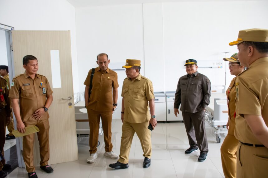 upati Kapuas H. M. Wiyatno bersama Sekretaris Daerah Kabupaten Kapuas Dr. Usis I. Sangkai, Ketua DPRD Kapuas Ardiansah, para anggota DPRD, serta jajaran kepala dinas lingkup Pemkab Kapuas, meninjau secara langsung Rumah Sakit Pratama Pujon