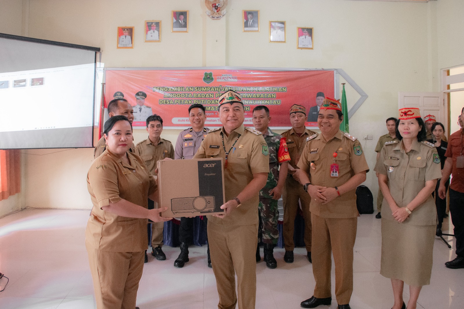 Wabup Kapuas Serahkan Bantuan Perangkat Pembelajaran Digital untuk Dua Sekolah di Timpah