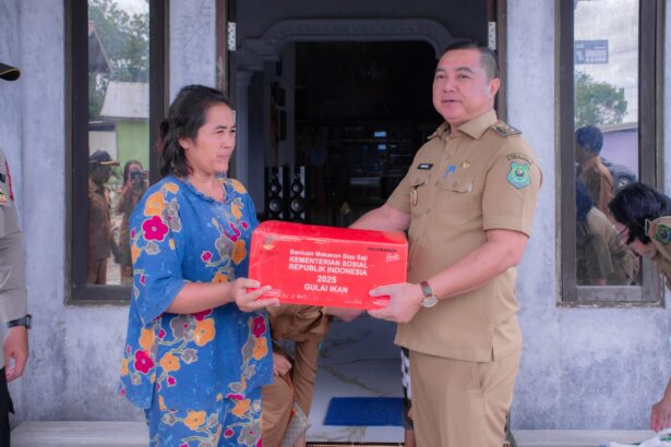 Wabup Kapuas Serahkan Bantuan untuk Korban Kebakaran di Kecamatan Timpah