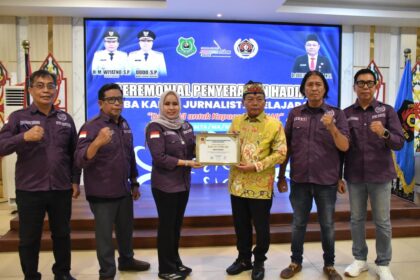 Bupati Kapuas Wiyatno Terima Penghargaan Tokoh Peduli Pers dari PWI Kapuas