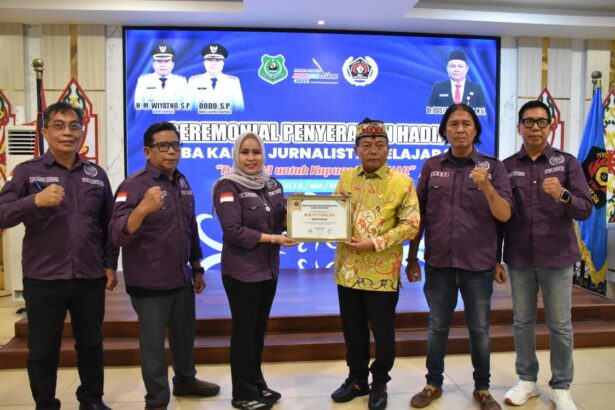 Bupati Kapuas Wiyatno Terima Penghargaan Tokoh Peduli Pers dari PWI Kapuas
