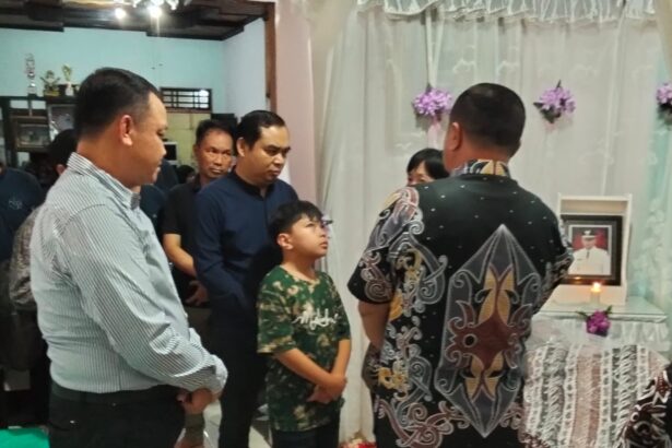 Wakil Bupati Kapuas Takziah ke Rumah Duka Kepala Disdukcapil Jaya yang Meninggal Dunia