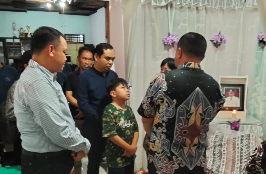 Wakil Bupati Kapuas Takziah ke Rumah Duka Kepala Disdukcapil Jaya yang Meninggal Dunia