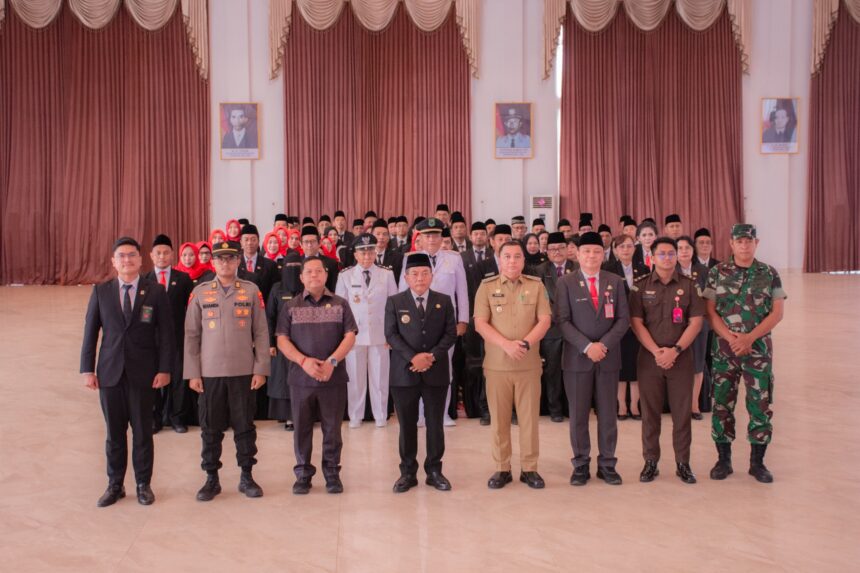 Bupati Kapuas Lantik 71 Pejabat dan Serahkan SK Kepala Puskesmas Tahun 2025