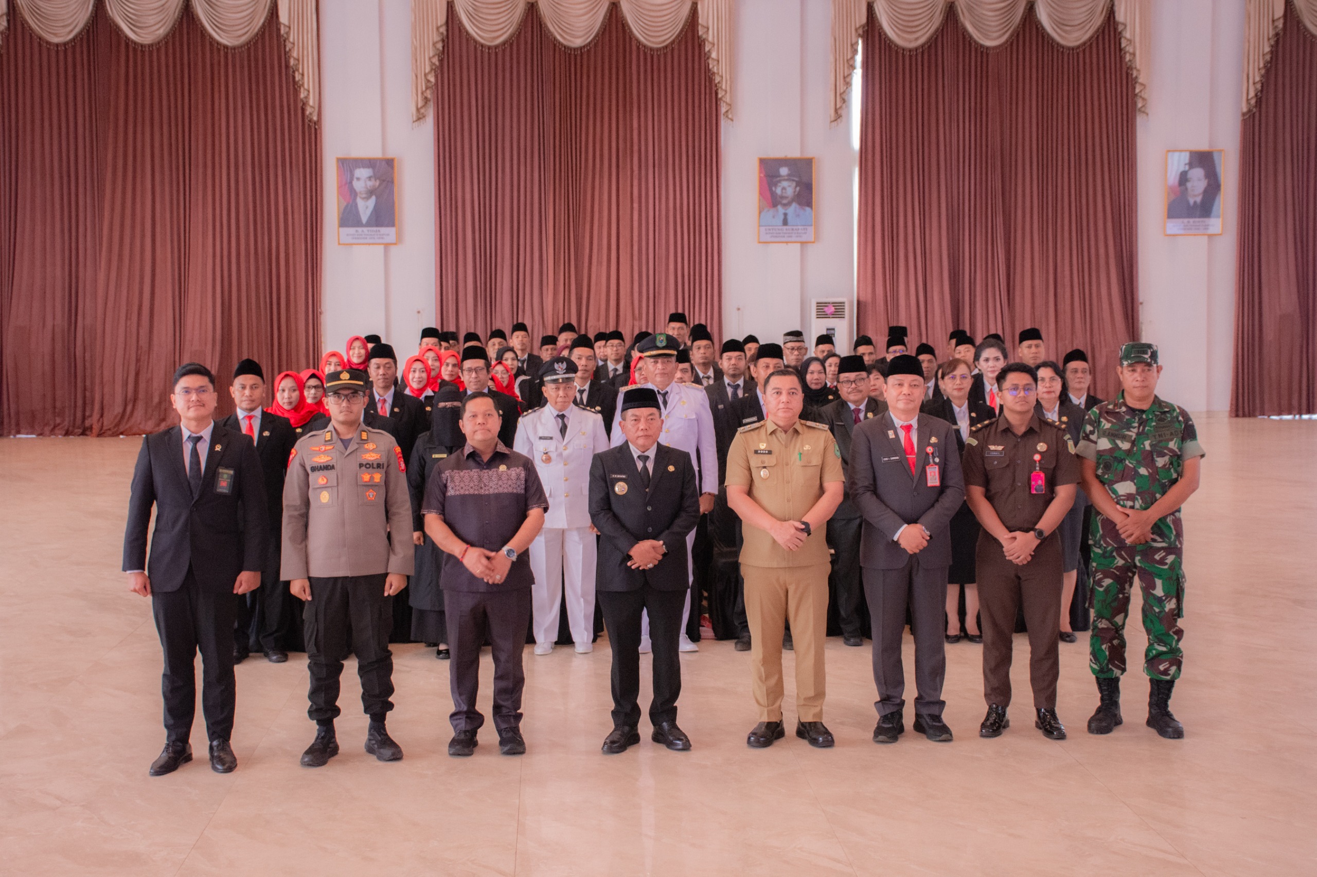 Bupati Kapuas Lantik 71 Pejabat dan Serahkan SK Kepala Puskesmas Tahun 2025