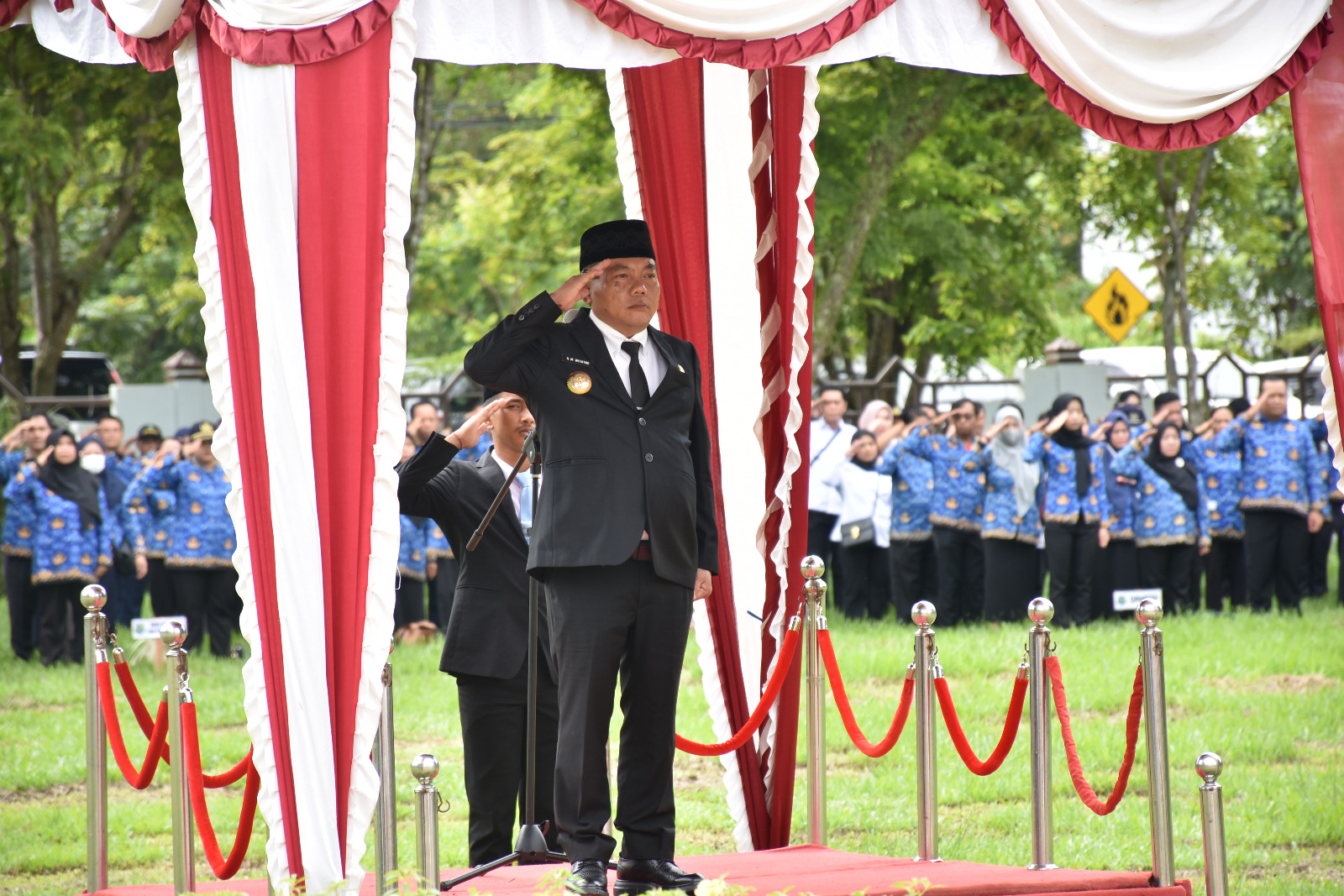 Bupati Kapuas Pimpin Upacara Peringatan Hari Pahlawan dan HKN ke-61 Tahun 2025