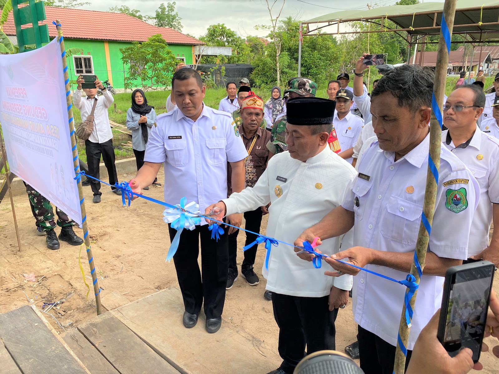 Bupati Kapuas Resmikan Gedung Serbaguna Desa Anjir Mambulau Barat