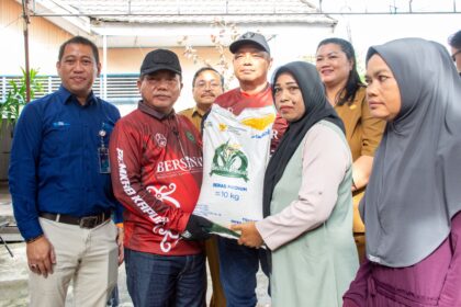 Bupati Kapuas Salurkan Bantuan Beras untuk 17.510 Keluarga Kurang Mampu