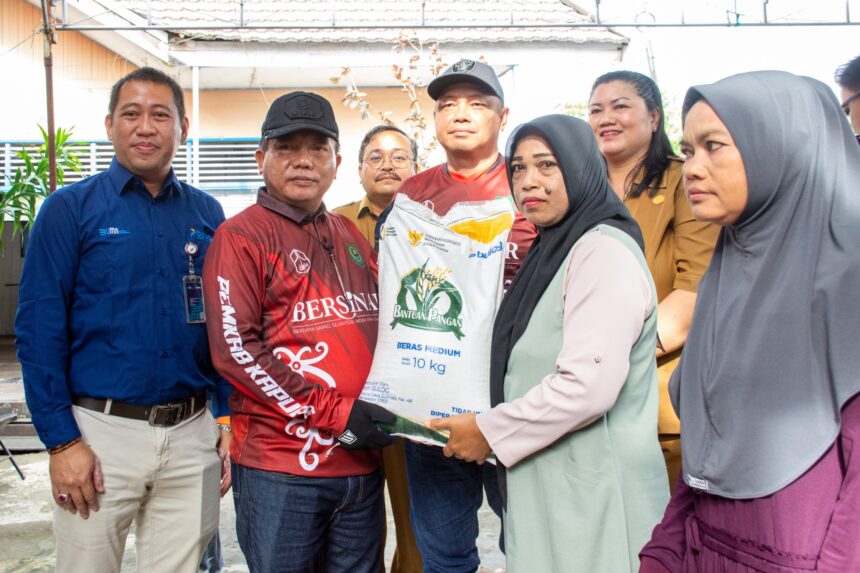 Bupati Kapuas Salurkan Bantuan Beras untuk 17.510 Keluarga Kurang Mampu