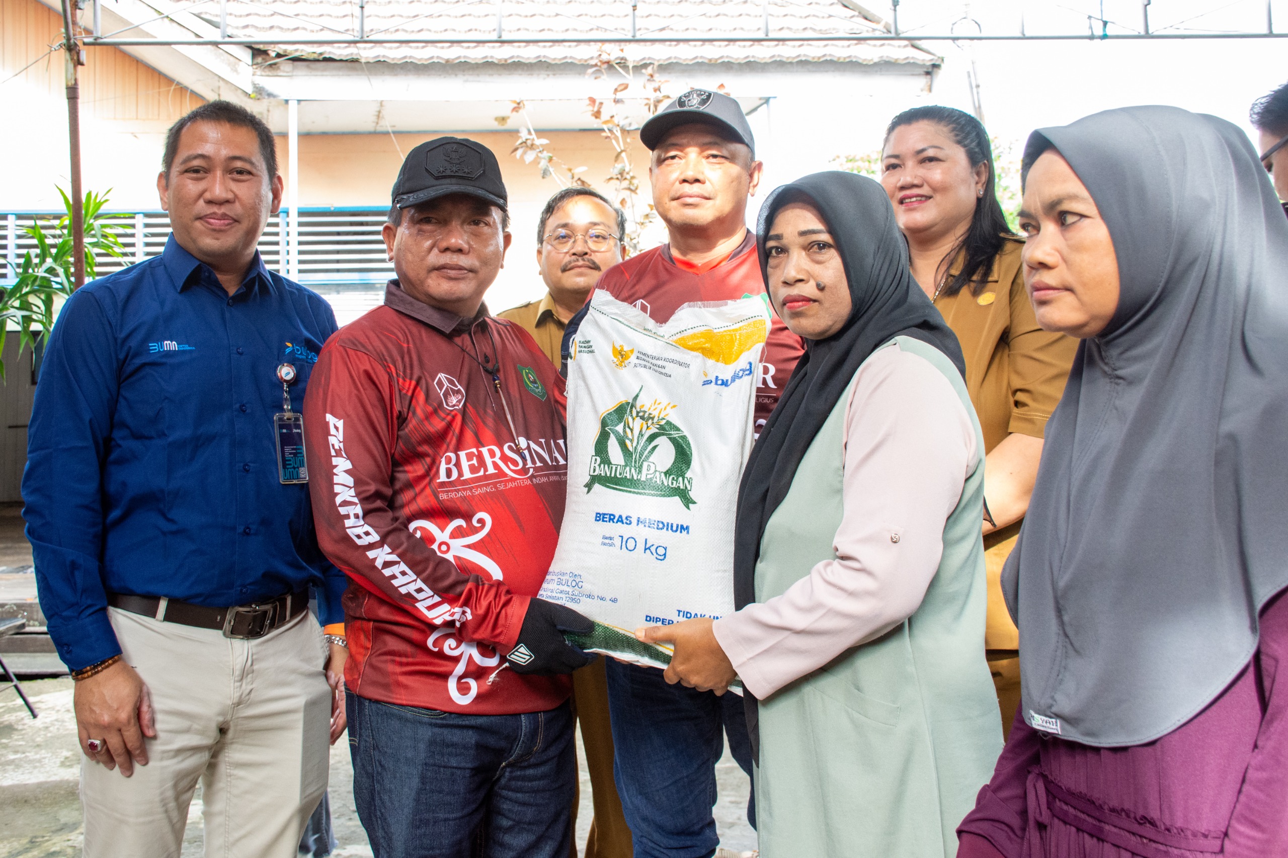 Bupati Kapuas Salurkan Bantuan Beras untuk 17.510 Keluarga Kurang Mampu