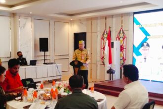 Sekretaris Daerah (Sekda) Kapuas, Usis I. Sangkai saat membacakan sambutan tertulis Bupati Kapuas, H.M. Wiyatno pada kegiatan Penguatan Kapasitas HAM bagi ASN di lingkungan Pemerintah Kabupaten Kapuas, bertempat di Ruang Rapat Rujab Bupati Kapuas, Kamis (16/10/2025).