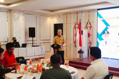 Sekretaris Daerah (Sekda) Kapuas, Usis I. Sangkai saat membacakan sambutan tertulis Bupati Kapuas, H.M. Wiyatno pada kegiatan Penguatan Kapasitas HAM bagi ASN di lingkungan Pemerintah Kabupaten Kapuas, bertempat di Ruang Rapat Rujab Bupati Kapuas, Kamis (16/10/2025).