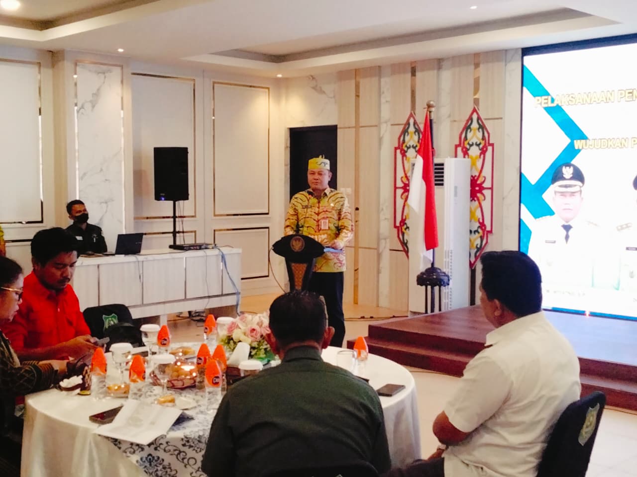 Sekretaris Daerah (Sekda) Kapuas, Usis I. Sangkai saat membacakan sambutan tertulis Bupati Kapuas, H.M. Wiyatno pada kegiatan Penguatan Kapasitas HAM bagi ASN di lingkungan Pemerintah Kabupaten Kapuas, bertempat di Ruang Rapat Rujab Bupati Kapuas, Kamis (16/10/2025).