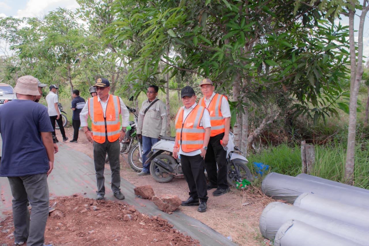 Bupati Kapuas Tinjau Progres Pembangunan Jalan Baru Basarang–Kapuas Barat Sepanjang 22 Km