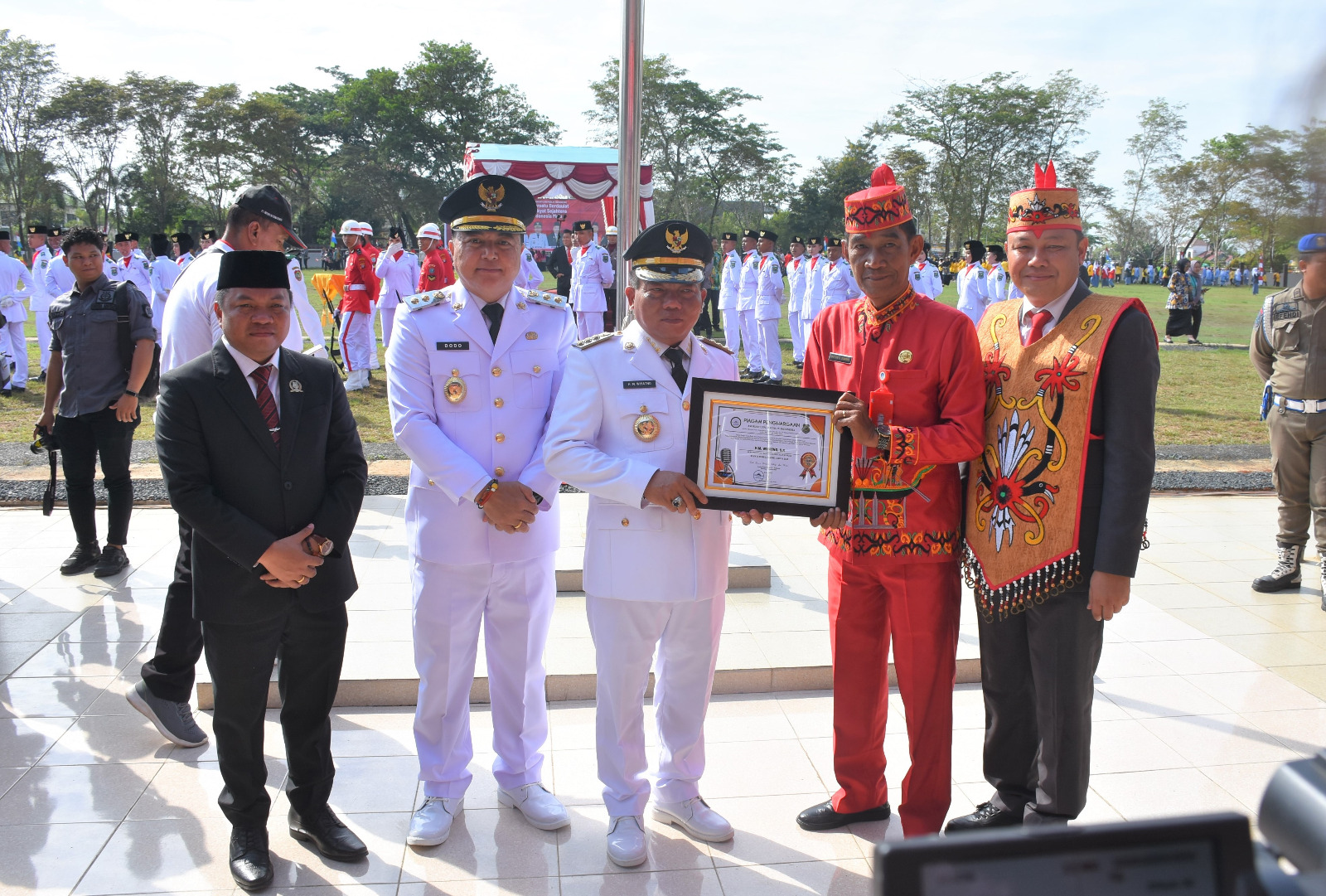 Bupati Kapuas Terima Penghargaan Bupati Peduli Radio Tahun 2025 dari LPPL Indonesia