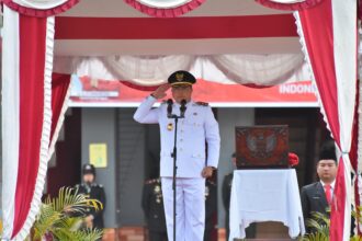 Wabup Kapuas Dodo Pimpin Upacara Penurunan Bendera HUT ke-80 RI