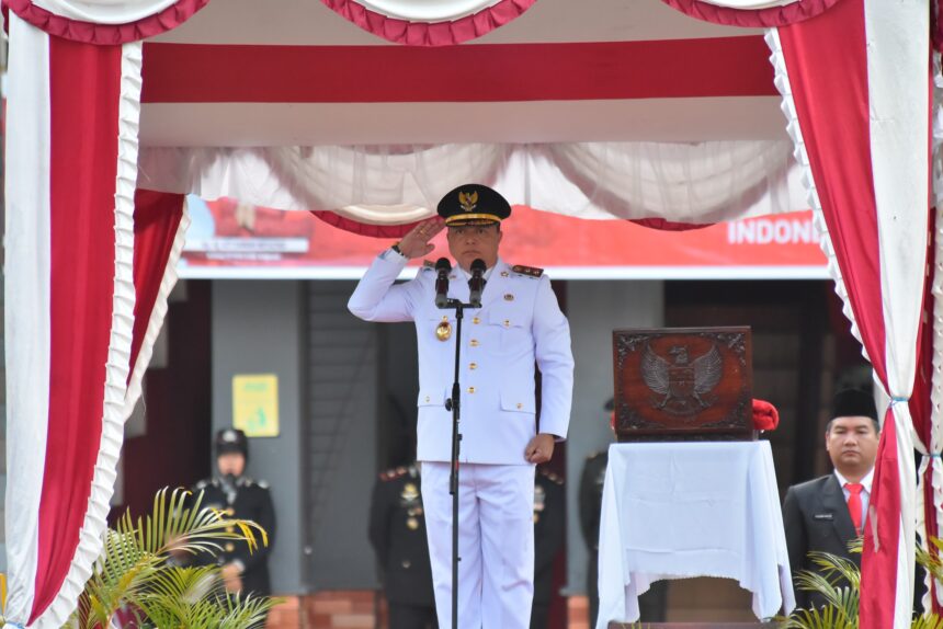 Wabup Kapuas Dodo Pimpin Upacara Penurunan Bendera HUT ke-80 RI