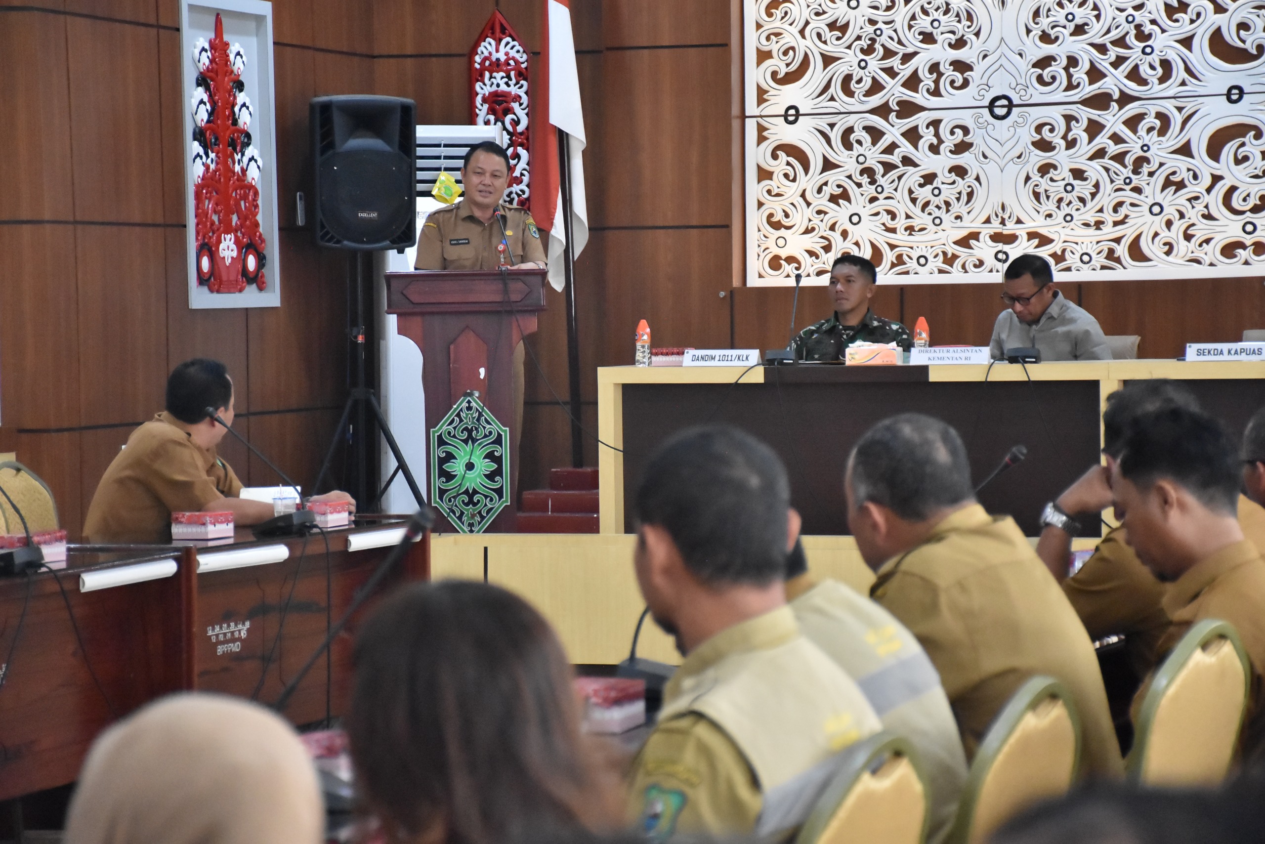 Sekda Kabupaten Kapuas, Usis I Sangkai memimpin langsung Rapat Koordinasi Percepatan Tanam Padi di Lokasi Optimalisasi Lahan (Oplah) dan Cetak Sawah, yang berlangsung di Aula Bappelitbangda Kabupaten Kapuas, Selasa (22/7/2025).