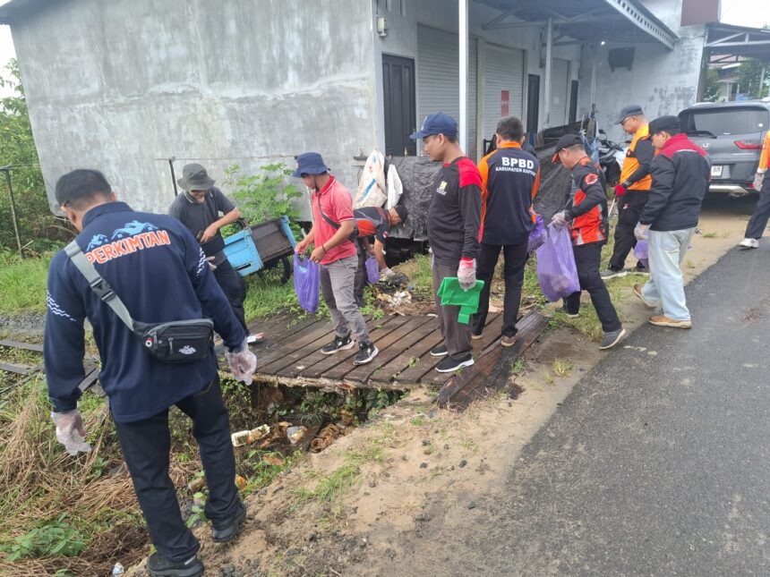 Pemkab Kapuas Tingkatkan Kesadaran Lingkungan Lewat Jum’at Bersih dan Hijau di Ponpes Antang