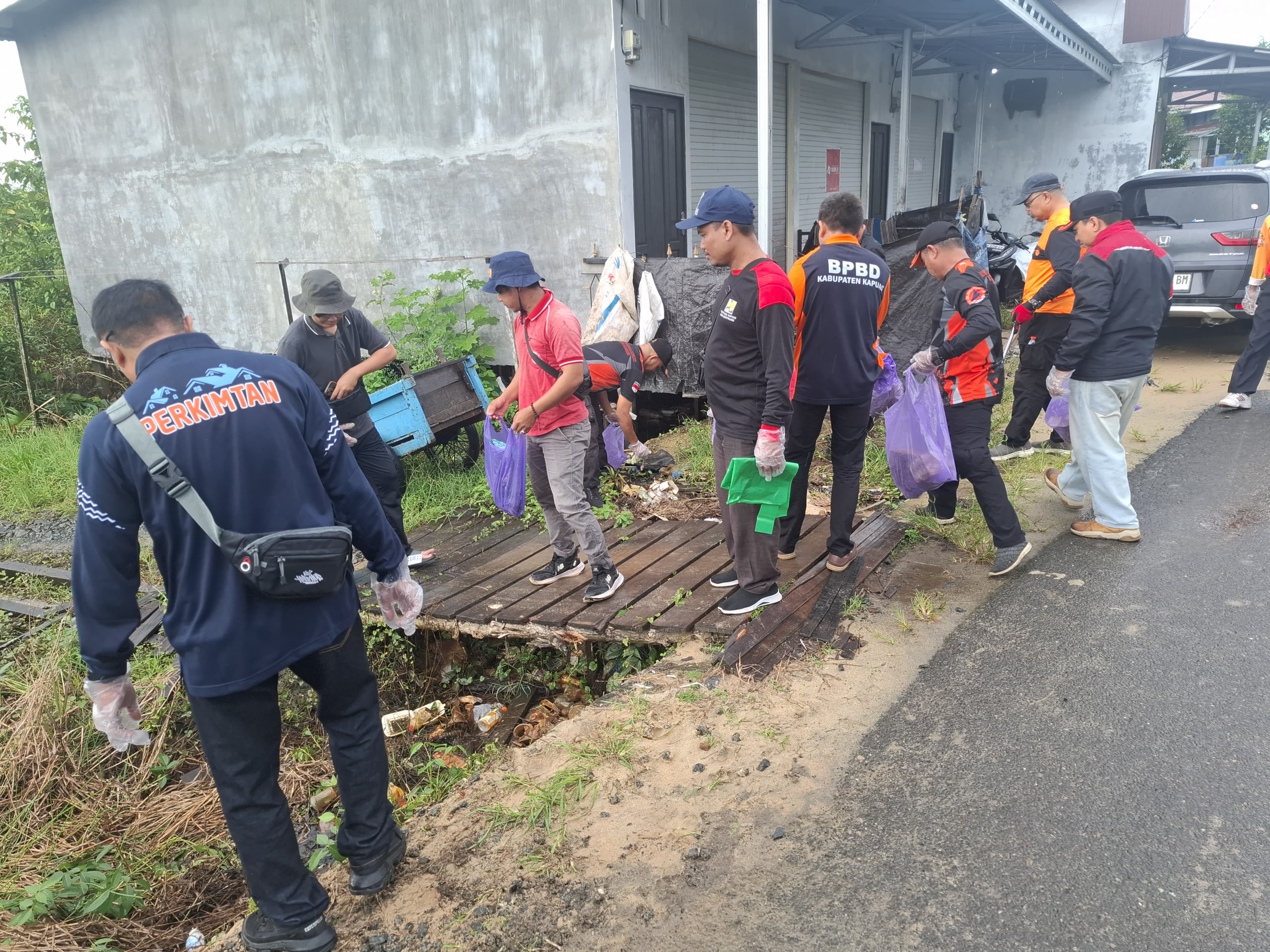 Pemkab Kapuas Tingkatkan Kesadaran Lingkungan Lewat Jum’at Bersih dan Hijau di Ponpes Antang