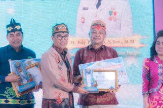 Sekretaris Daerah Kabupaten Kapuas, Usis I. Sangkai saat menerima penghargaan pada ajang Sidara Award (Sistem Data Sektoral Award) Tahun 2025