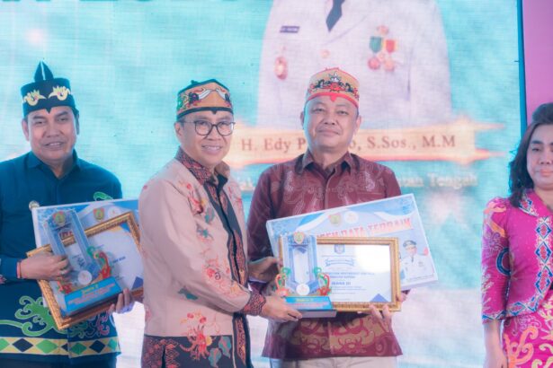 Sekretaris Daerah Kabupaten Kapuas, Usis I. Sangkai saat menerima penghargaan pada ajang Sidara Award (Sistem Data Sektoral Award) Tahun 2025