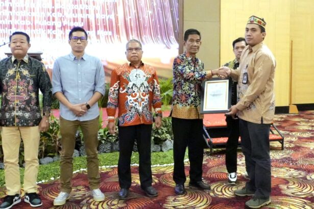 Diskominfosantik Kapuas Terima Penghargaan dari PT Kalteng Pos Press pada HUT ke-32 Kalteng Pos
