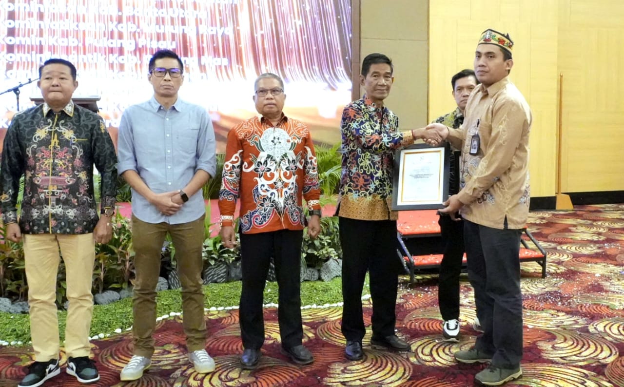 Diskominfosantik Kapuas Terima Penghargaan dari PT Kalteng Pos Press pada HUT ke-32 Kalteng Pos