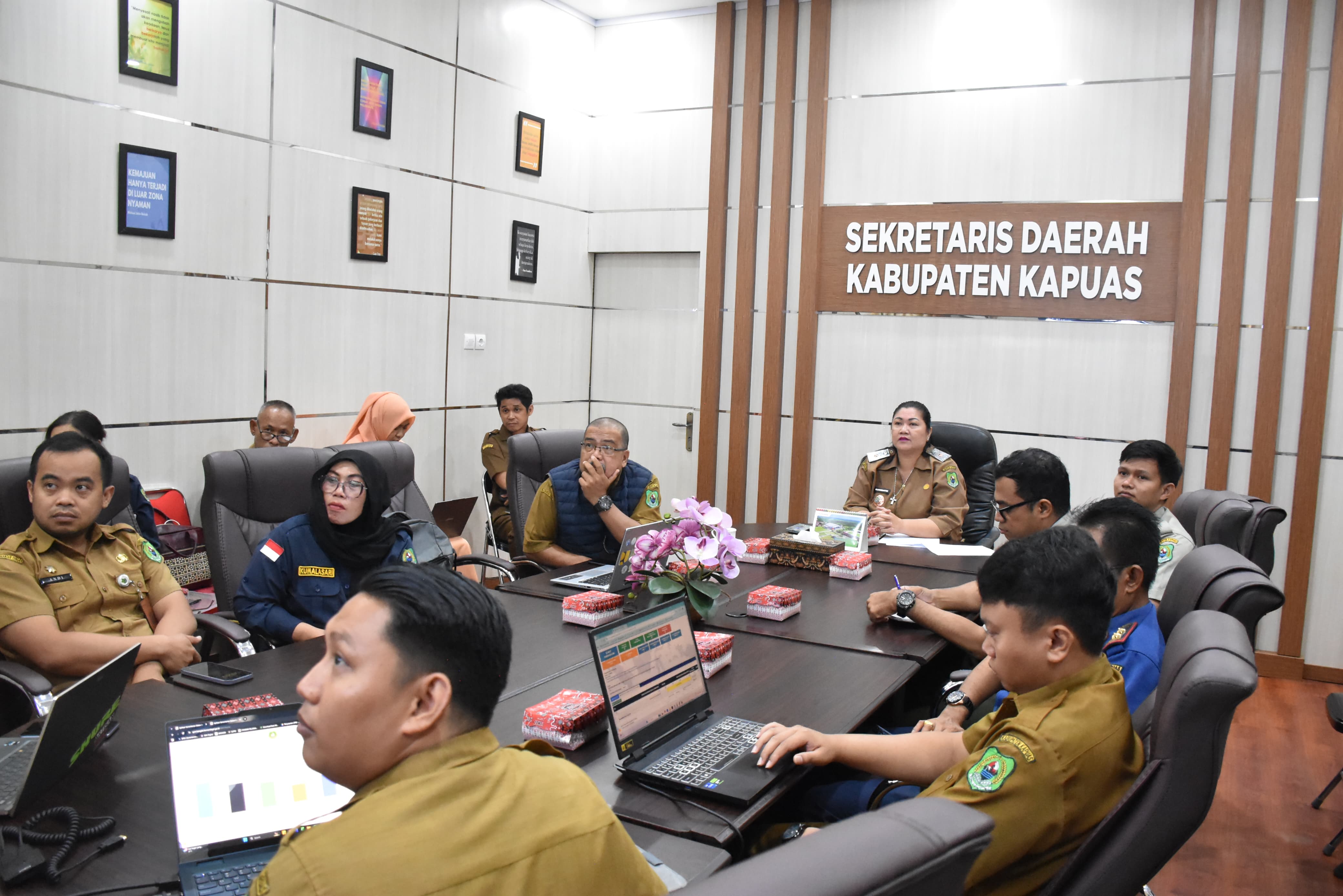 Pemerintah Kabupaten Kapuas menggelar Rapat Evaluasi Penerapan dan Penyusunan Standar Pelayanan Minimal (SPM) Tahun 2025, di Ruang Rapat Sekda