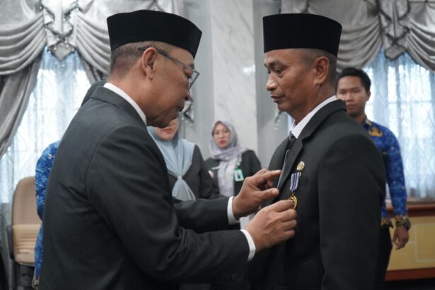 Penyematan tanda kehormatan Satyalancana Karya Satya oleh Penjabat (Pj) Sekda Balangan Sufriannor, kepada perwakilan ASN di Aula Benteng Tundakan, Kantor Bupati Balangan