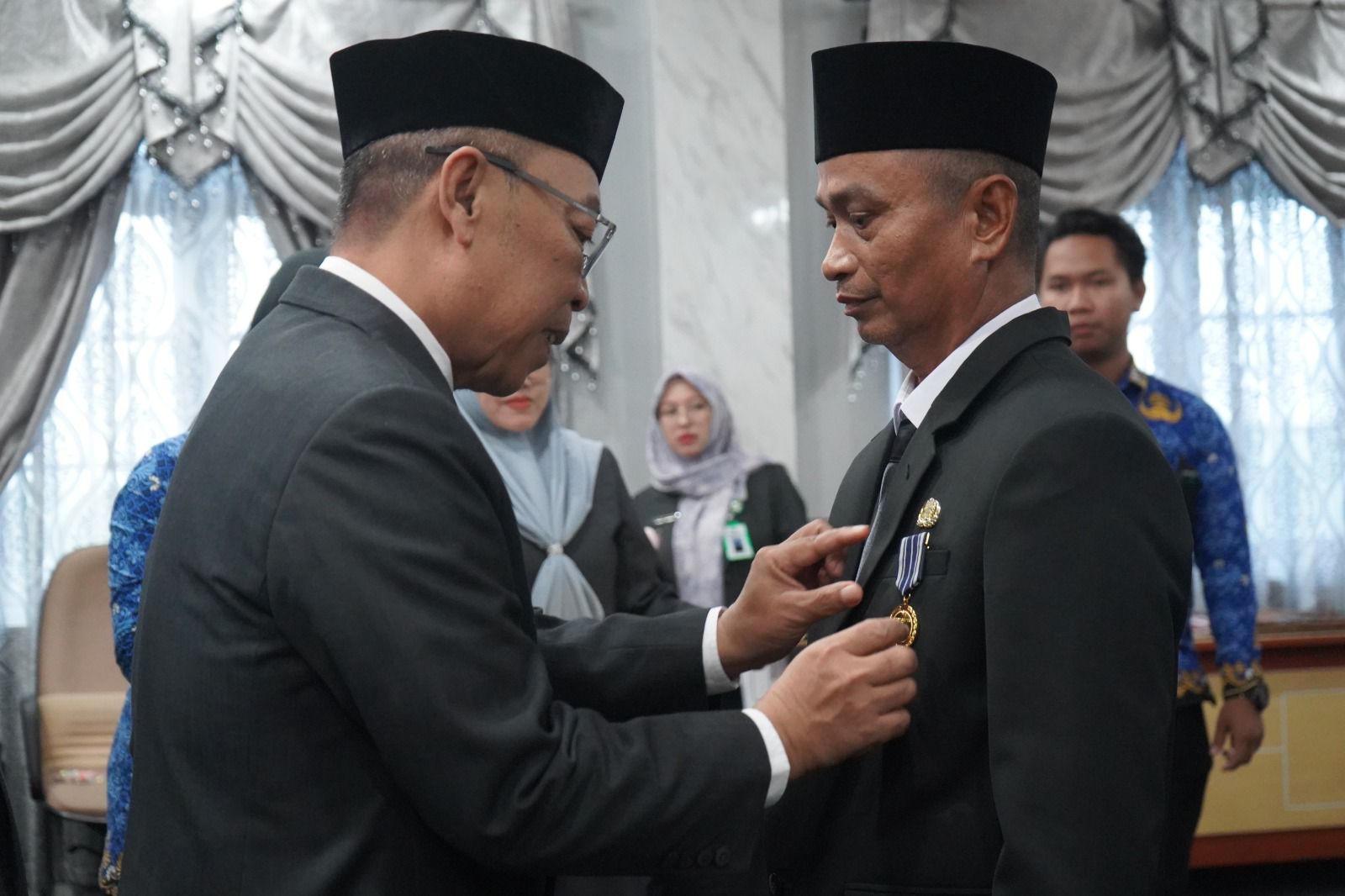 Penyematan tanda kehormatan Satyalancana Karya Satya oleh Penjabat (Pj) Sekda Balangan Sufriannor, kepada perwakilan ASN di Aula Benteng Tundakan, Kantor Bupati Balangan